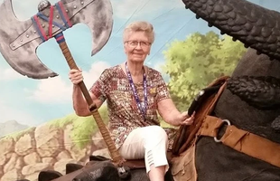 Cụ bà game thủ 89 tuổi nổi tiếng bất ngờ chuyển game mới, "vật lộn" với tính năng mới của NPH