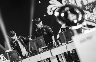 Chiến thắng chóng vánh nhưng T1 vẫn trở thành "nguồn content" vì bug "khó đỡ"