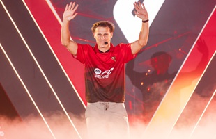 FC Online mừng sinh nhật 7 tuổi với sự kiện offline siêu bùng nổ, khán giả vỡ òa trước sự xuất hiện của Diego Forlán