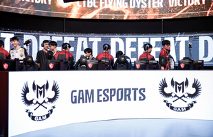 BLV Hoàng Luân bất ngờ "var" thẳng một sao GAM ngay trên kênh stream