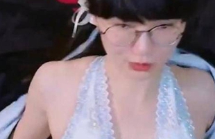 Thay đồ gợi cảm trên livestream, hot girl "Faker phiên bản nữ" nhận kết chẳng như mơ
