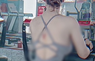 "Hot girl bán cafe" phản ứng trước bàn tán, tự tin "flex" body cực gắt trong phòng gym