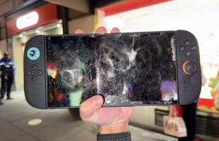 Mua máy chơi game giá gần 13 triệu rồi đập vỡ ngay tại cửa hàng, nam game thủ nhận cái kết đắng ngắt