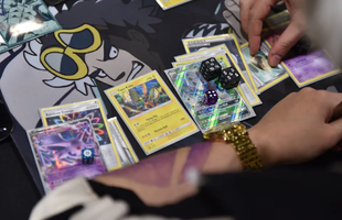 Dạy con trai lừa bán thẻ Pokémon giả trên livestream, nam game thủ bị cộng đồng bóc mẽ, chỉ trích mạnh mẽ