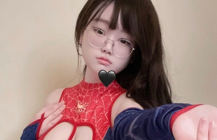 Sở hữu gương mặt ngây thơ, nữ coser gây choáng váng với những màn cosplay táo bạo