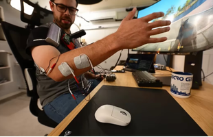 Bá đạo như anh chàng YouTuber, chế tạo hẳn "aim bot" vật lý, tự điều khiển cơ thể mình