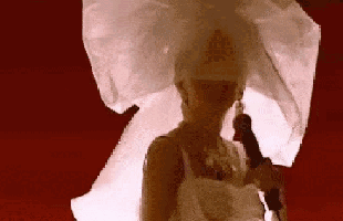 Không tin nổi: Mẹ già 102 tuổi của nữ diva đình đám quyết “bào” con gái quá cố đến tận cùng