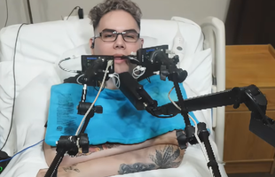 Gặp tai nạn bị liệt tứ chi, nam game thủ vẫn "bắn" Call of Duty cực đỉnh khiến người xem trầm trồ