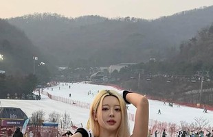 Bất chấp mùa đông, hot girl diện bikini thậm chí “cosplay bà tưng” khoe dáng dưới trời tuyết