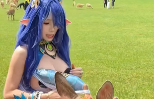 Cho thú hoang ăn, nữ coser gặp tai nạn bất ngờ, khiến CĐM được một phen "hú vía"