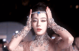 Mọi ống kính đều hướng về Địch Lệ Nhiệt Ba