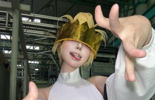 Bịt mắt cosplay, hot girl vô tình tạo ra siêu phẩm mùa Halloween