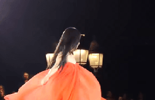 Ngắm mỹ nhân này như thấy cả biển xanh mây trắng nắng vàng: Hội tụ vẻ đẹp đất trời, đỉnh cao nhan sắc showbiz