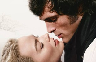 Margot Robbie hóa mỹ nhân gợi cảm với loạt cảnh nóng gây sốc trong phim 18+ Đồi Gió Hú