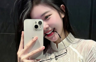 Khoe khéo điện thoại mới, hot girl khiến triệu anh em game thủ không thể rời mắt