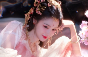 Ngắm mỹ nhân này mới hiểu thế nào là "yêu phi trời chọn": Visual tuyệt sắc khuynh thành, hoa đào tháng 2 cũng không đẹp bằng