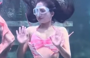 Bị khán giả giơ "ngón tay thối", hot girl tiên cá có pha xử lý cực khéo