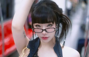 Chụp ảnh trên tàu điện, hot girl bất ngờ viral nhờ phong cách giống hệt nhân vật game