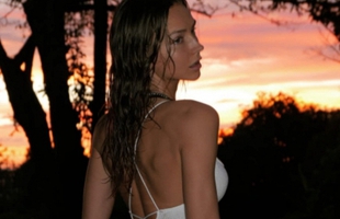 Mỹ nhân Playboy Rachel Cook đốt mắt người hâm mộ với bộ ảnh bikini tí hon bên thác nước