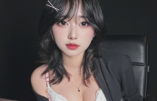 Đăng ảnh xem tarot nhưng hot girl Mercury Nguyen lại khiến dân mạng "không thể rời mắt"