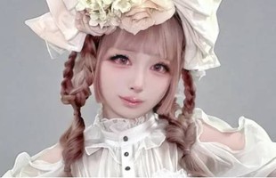 Ngỡ ngàng nhan sắc "thiếu nữ" của ông bố 48 tuổi: Giả gái để nuôi dạy hai con gái nhỏ