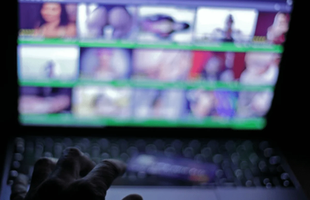 Tưởng "xem vụng" web đen là không ai biết? 7 dấu hiệu smartphone "biến chất" tố cáo bạn đã lọt vào tầm ngắm của hacker!