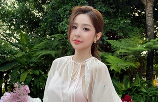 Nhan sắc mặn mà của Tammy Phạm, lưng trần quyến rũ tựa nàng thơ đời thực