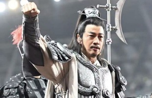 Hà Nhuận Đông hóa thân Tây Sở Bá Vương Hạng Vũ trên sân bóng, khí chất "vô đối" sau 14 năm