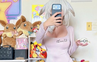 Nữ coser trình làng "outfit" lấy cảm hứng từ Pokémon, lộ vòng 2 lùm lùm vẫn tự tin ngút ngàn!
