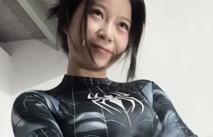 "Đam mê" biến hình Người Nhện khoe body cực nét, nữ PT gym khiến fans Marvel trầm trồ với màn đu xà như phim