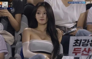 Xuất hiện hot girl "nữ thần" tại sân vận động, CĐM truy lùng danh tính rồi phát hiện sự thật gây lạnh gáy