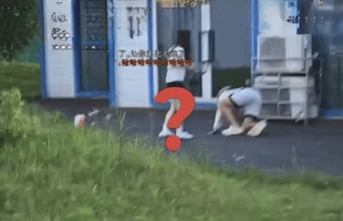 Cựu tuyển thủ nổi tiếng giả vờ ngã để nhìn trộm váy cô gái lạ, dư luận bùng nổ bức xúc