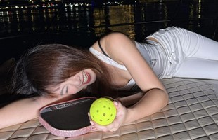 Nàng Kim nằm dài khoe dáng trên du thuyền, không quên checkin vợt Pickleball