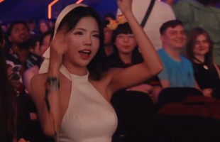 MC Mai Dora gây sốt trên sóng trực tiếp EWC nhờ nhan sắc rạng rỡ