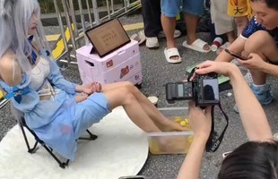 Sốc! Nữ coser rao bán "nước ngâm chân", công khai bằng giá cốc trà sữa