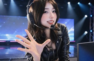 Hot girl lên đồ bán gaming gear cực chất, đốn tim dân mạng!