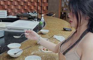 Cô gái xinh đẹp khiến fan nam rung rinh với khoảnh khắc tự tay làm Pizza cực cuốn hút