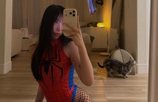 Quá mê phim người Nhện, hot girl đình đám trổ tài cosplay khiến fan thích thú