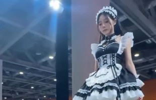 Phẫn nộ: Nữ coser "dẫm nát" đồ ăn, lập tức một lượng lớn fan nam bất chấp, cố tranh giành bằng được?
