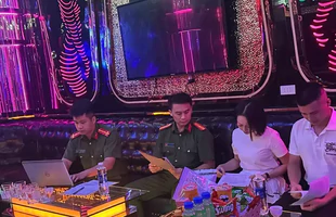 Kiểm tra quán Karaoke, phát hiện 4 cô gái múa khiêu dâm trong phòng VIP