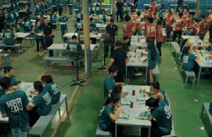 Việt Nam mới có một phim sinh tồn quá khủng: 700 con người bị nhốt 1 chỗ, Squid Game thứ 2 là cái chắc