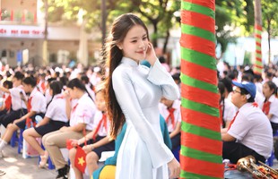 Ngẩn ngơ vì nhan sắc "gây thương nhớ" của cô giáo Ngữ văn trong ngày khai giảng
