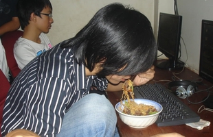 Cách ăn mỳ này ngoài quán net sẽ giúp bạn sống lâu