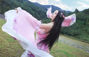 Cosplay Thiên Nhai Minh Nguyệt Đao tuyệt đẹp giữa núi rừng