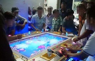 Nhân viên tiệm game vung kiếm chặt tay khách