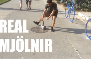 Cười vỡ bụng với chiếc búa Thor "xịn" chẳng kém gì phim