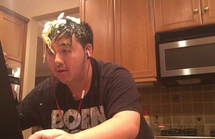 Chết cười thanh niên thách đấu game thua phải đập trứng lên đầu