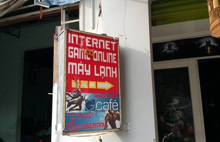 Chủ quán net tá hỏa khi bị kẻ gian phá hoại, ném gạch thủng biển hiệu