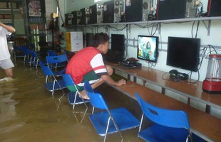 Chùm ảnh: Quán game net ngày mưa ngập