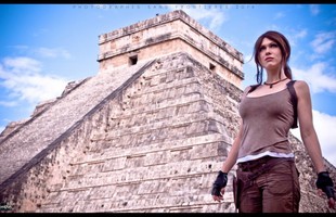 Bất ngờ với cosplay Lara Croft bên ngôi mộ cổ